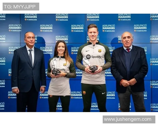 巴萨双冠荣耀时刻男女足共庆辉煌特尔施特根周日举杯庆祝 巴萨双冠荣耀时刻男女足共庆辉煌特尔施特根周日举杯庆祝